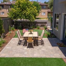 Breezy 3 Bedroom Home Walking Distance to Downtown - Image 2