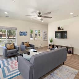 Breezy 3 Bedroom Home Walking Distance to Downtown - Image 4