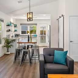 Park and 8th-Just 3 blocks to Downtown Paso! - Image 4