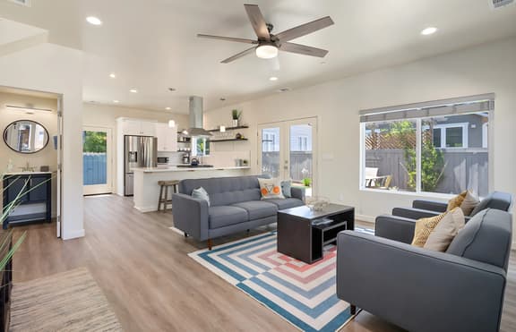 Breezy 3 Bedroom Home Walking Distance to Downtown - Image 1